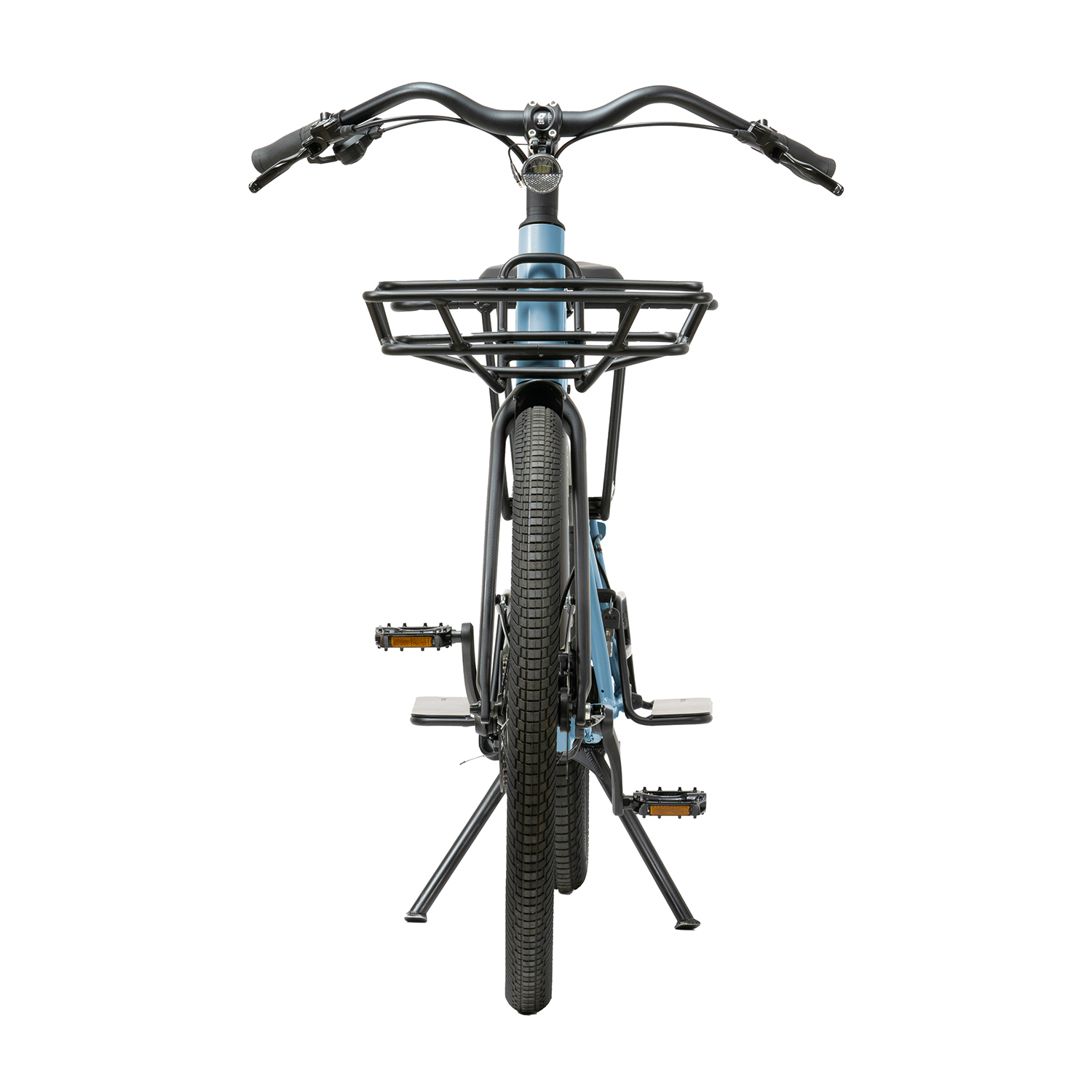 Bicicletta nera vista da dietro, con cestino e poggiapiedi.