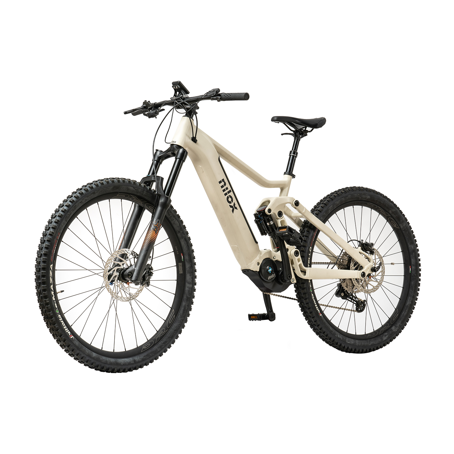 Una mountain bike elettrica. Telaio beige, pneumatici e manubrio neri. Lo sfondo è bianco.