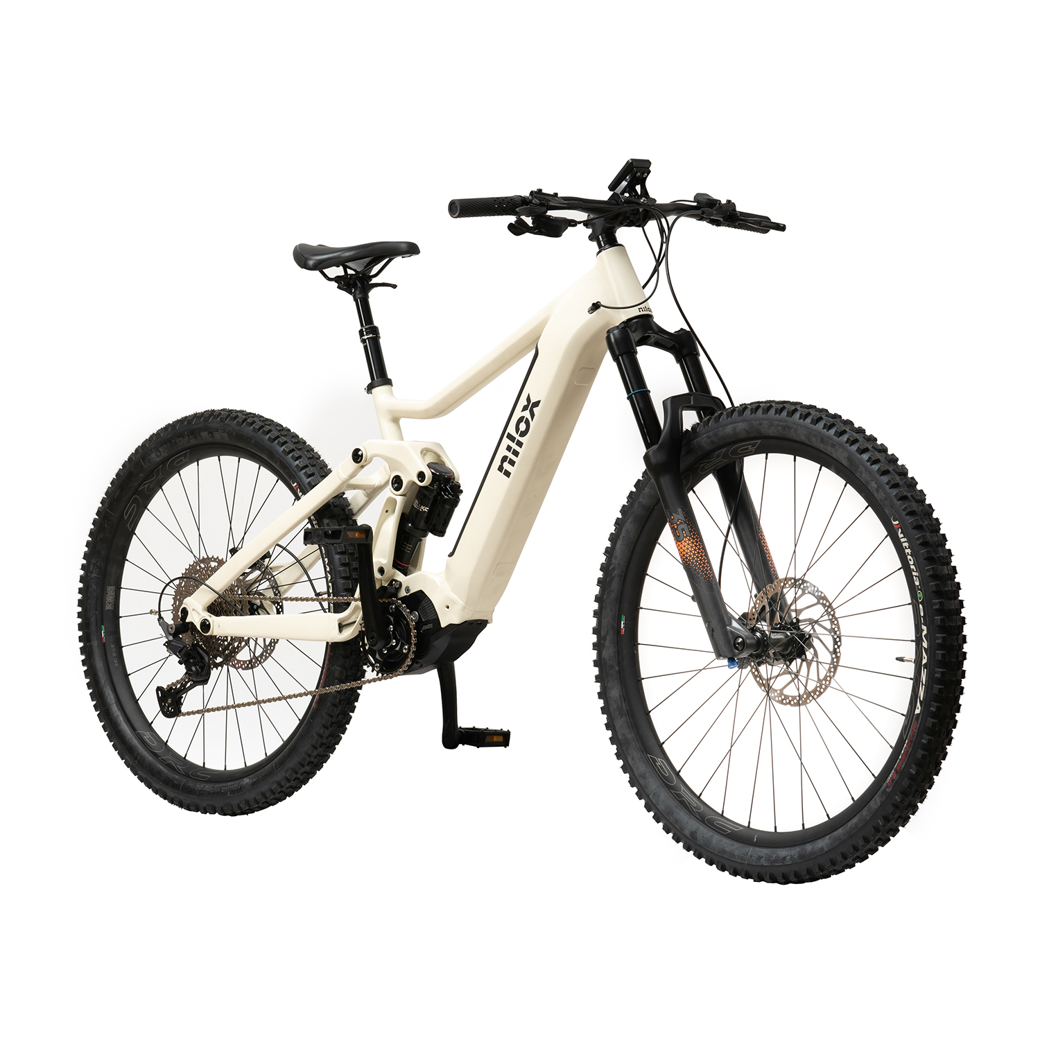 Mountain bike elettrica Nilox bianca su sfondo bianco. Pneumatici e componenti neri.