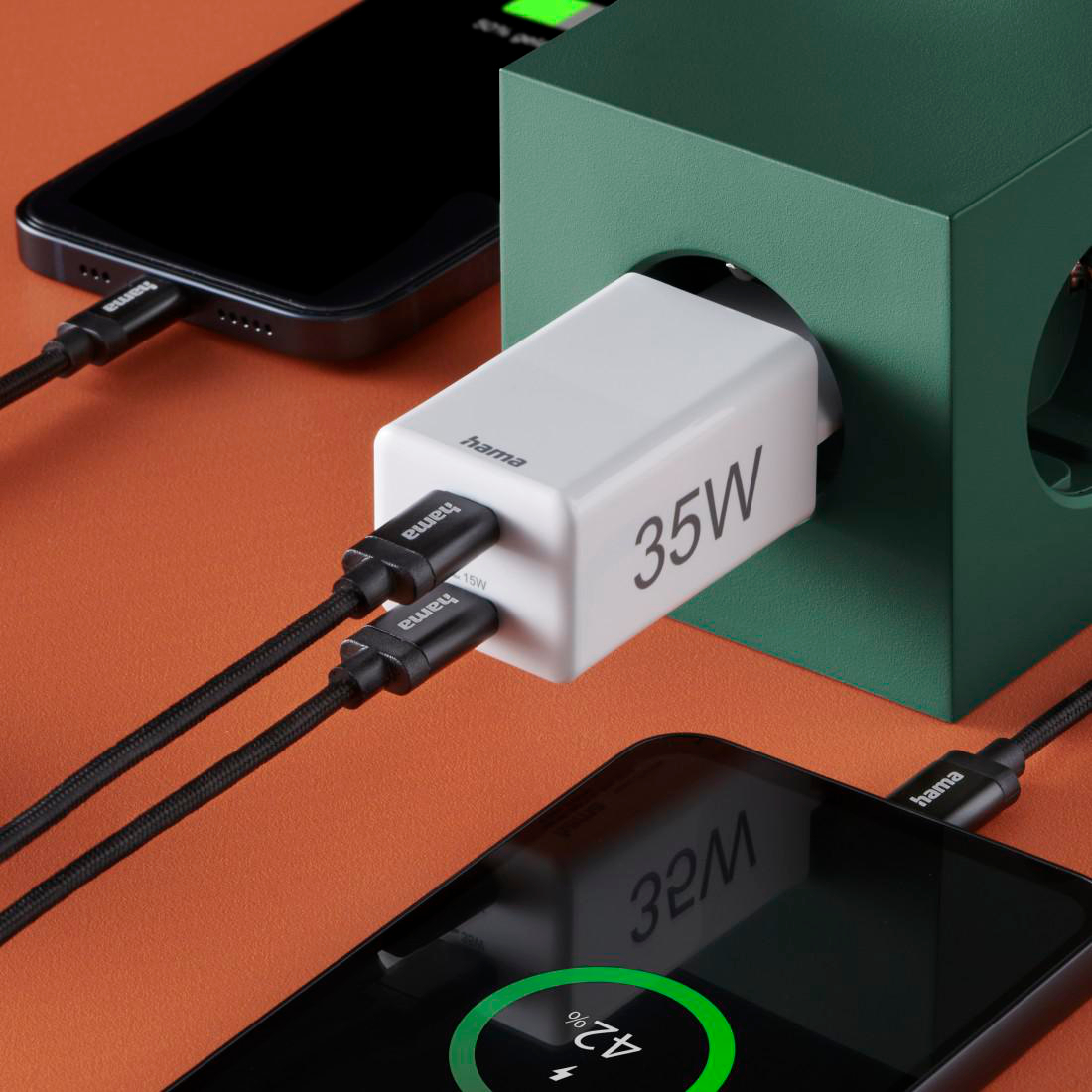 Ein weißes Ladegerät mit 35W Ausgangsleistung. Zwei schwarze Ladekabel sind in das Ladegerät eingesteckt.