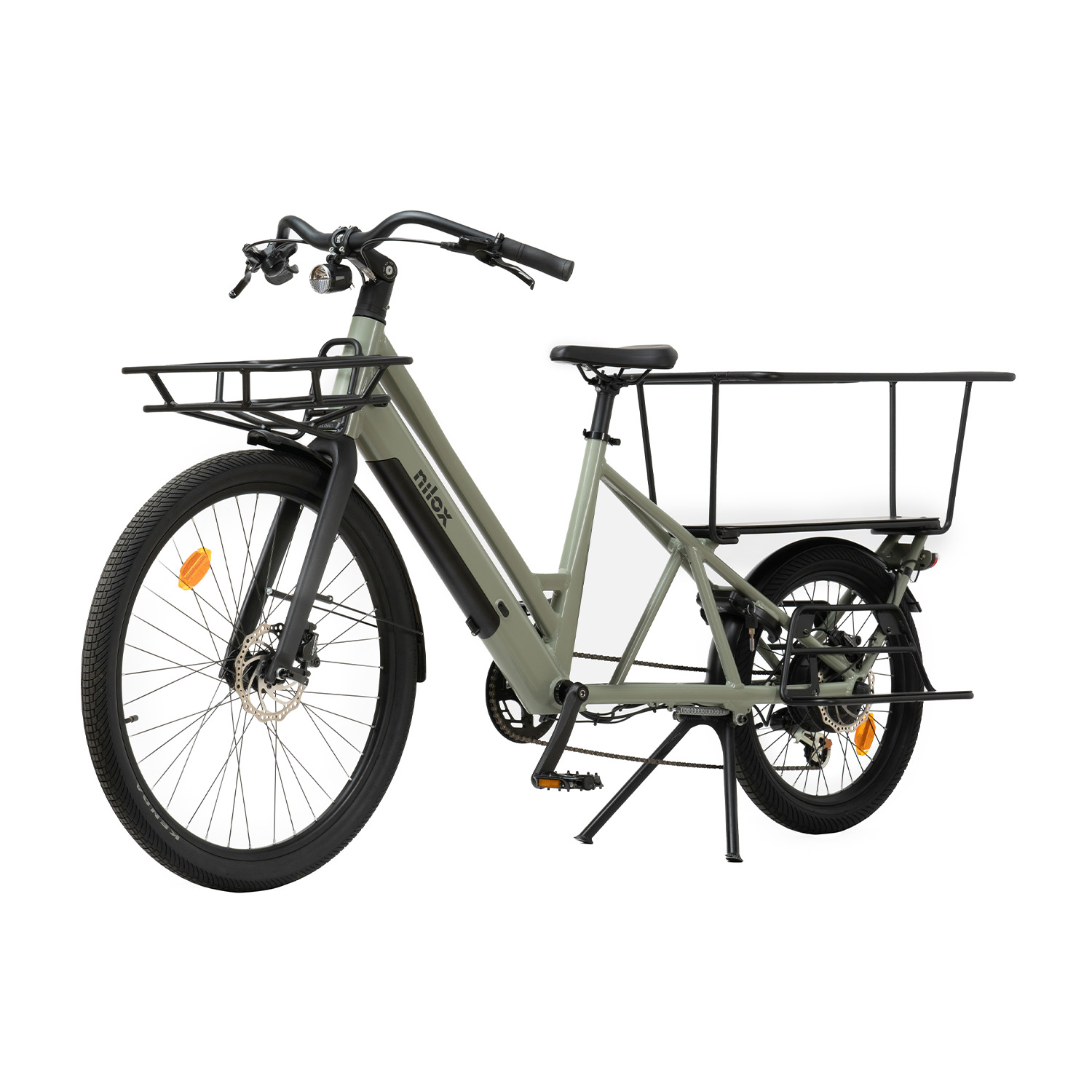 Una e-bike cargo verde chiaro con un cestino anteriore. La bici è su sfondo bianco.