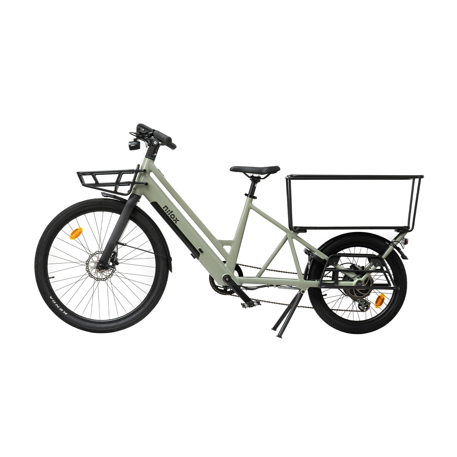 Una bici cargo verde chiaro con un cestino anteriore e un vano di carico posteriore, su sfondo bianco.