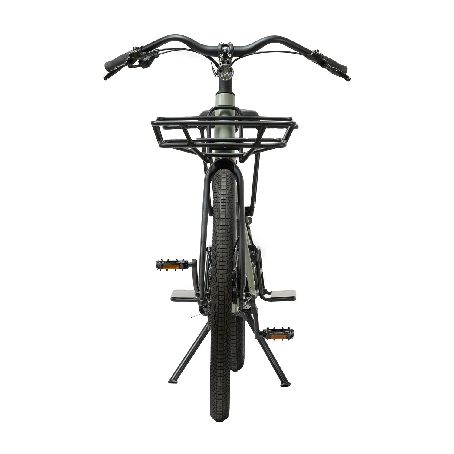Vista posteriore della bici, nera con un cestino. La bici è sul cavalletto, sfondo bianco.