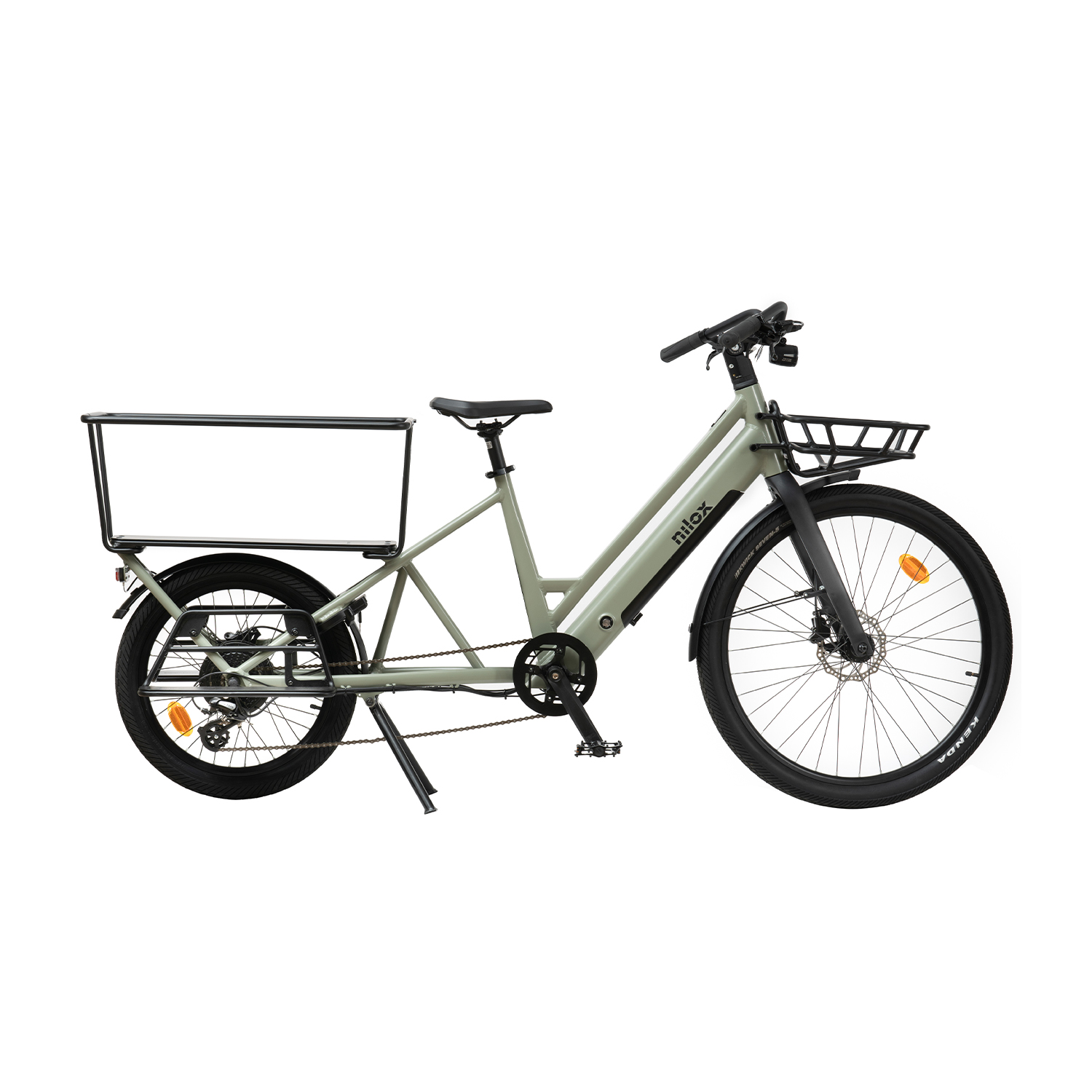 Bicicletta cargo elettrica verde chiaro con cassone nero, cestino e parafanghi. Sfondo bianco.