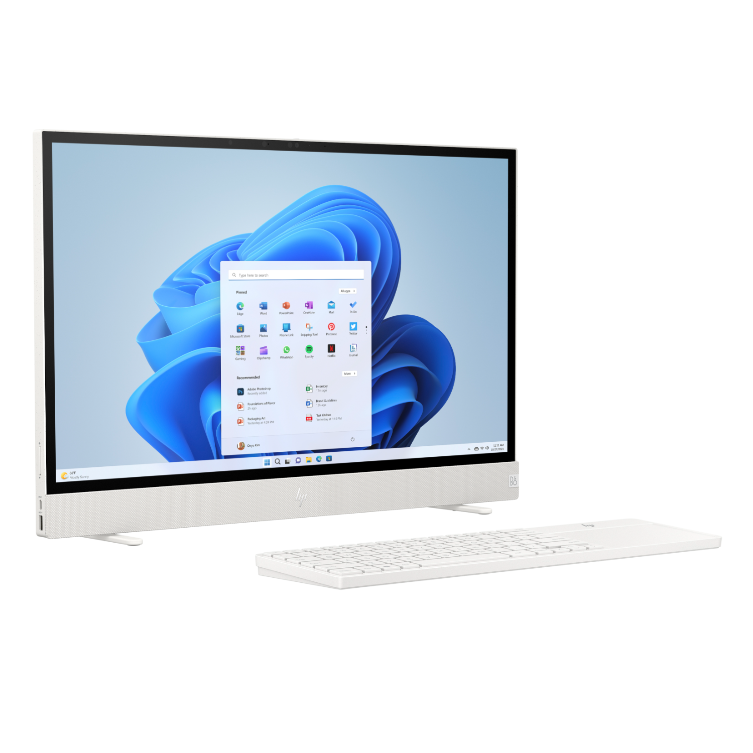 Een witte HP-computer met een monitor, toetsenbord en luidsprekers. Het scherm toont de Windows 11-interface.
