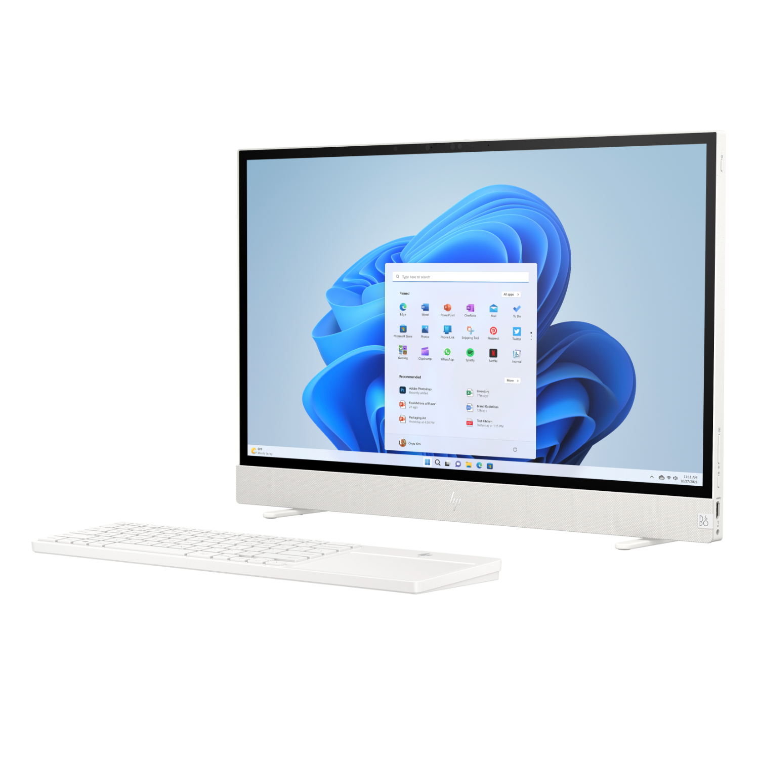 Witte alles-in-één computer met scherm met bureaublad, toetsenbord en muis.