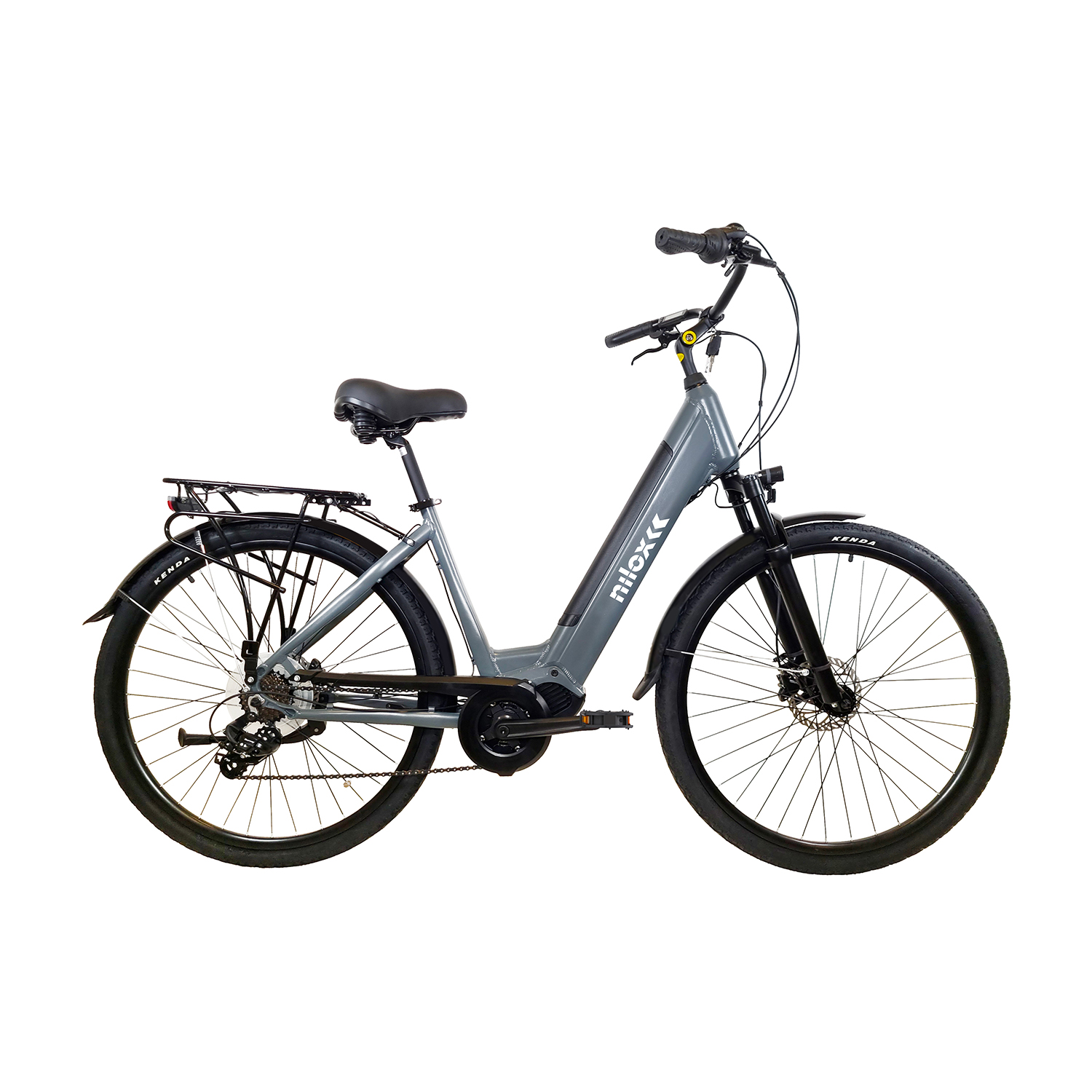 Una bicicletta elettrica grigia su sfondo bianco. La bici ha pneumatici neri e vari componenti.