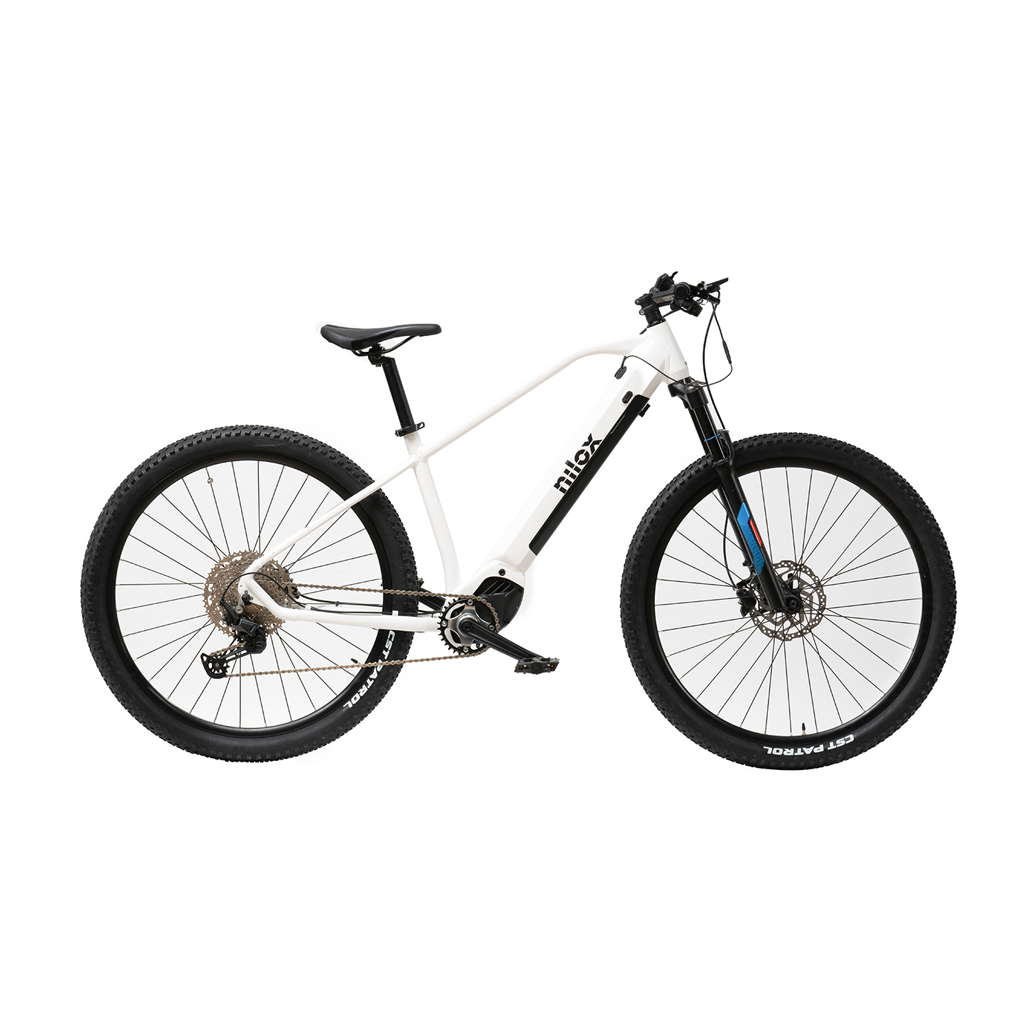 Una mountain bike elettrica bianca e nera. La bici ha pneumatici CST PATROL.