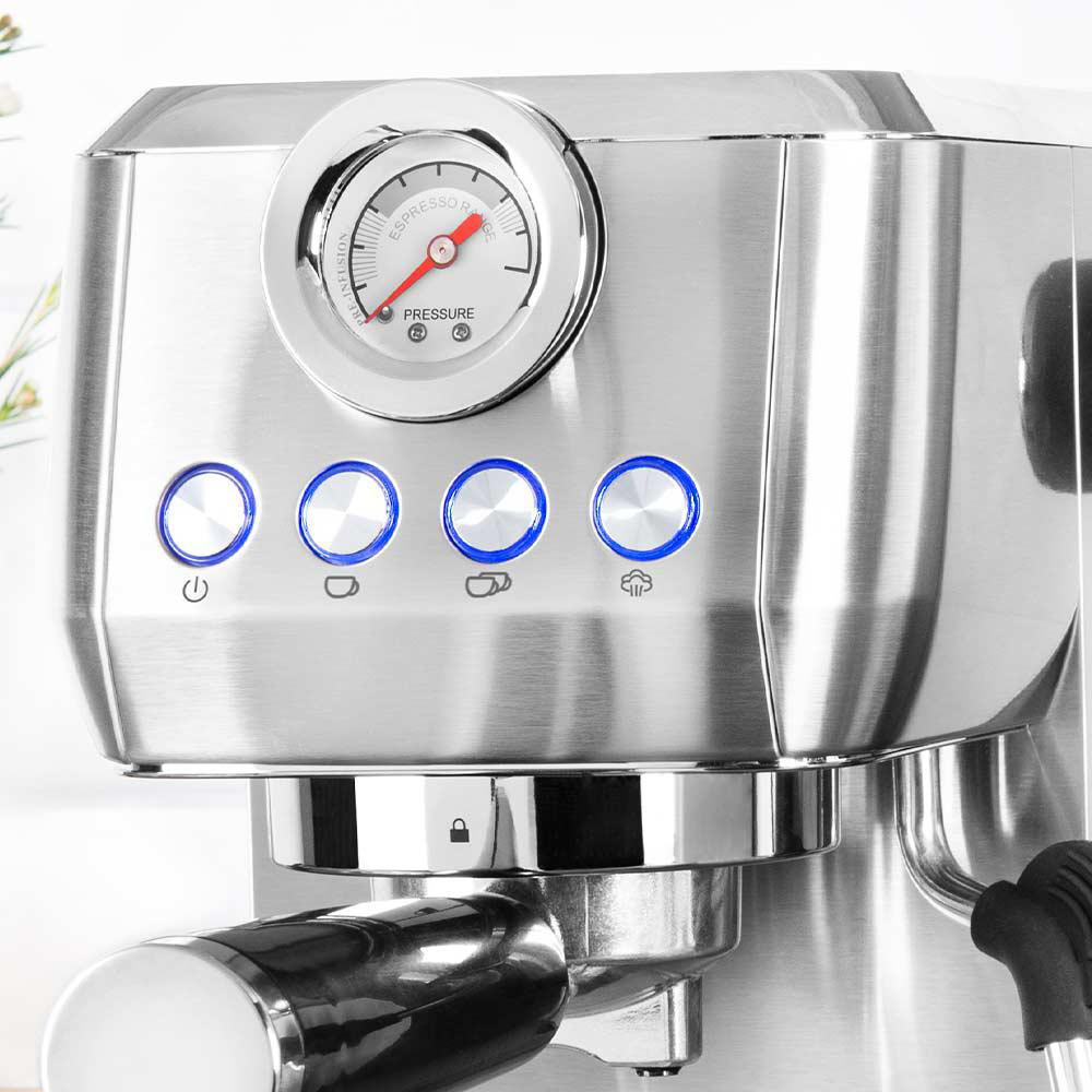 Nahaufnahme einer silbernen Espressomaschine mit Knöpfen und Anzeige.