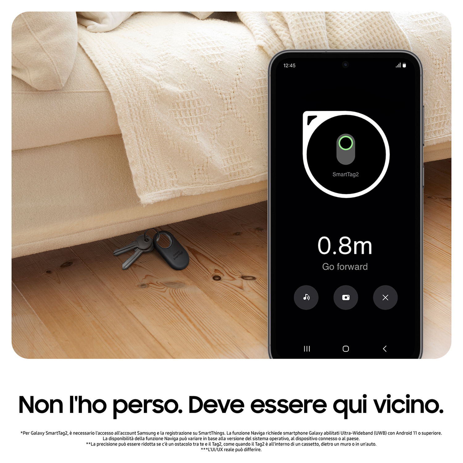 Uno smartphone con un dispositivo di localizzazione accanto alle chiavi. Il testo è in italiano.