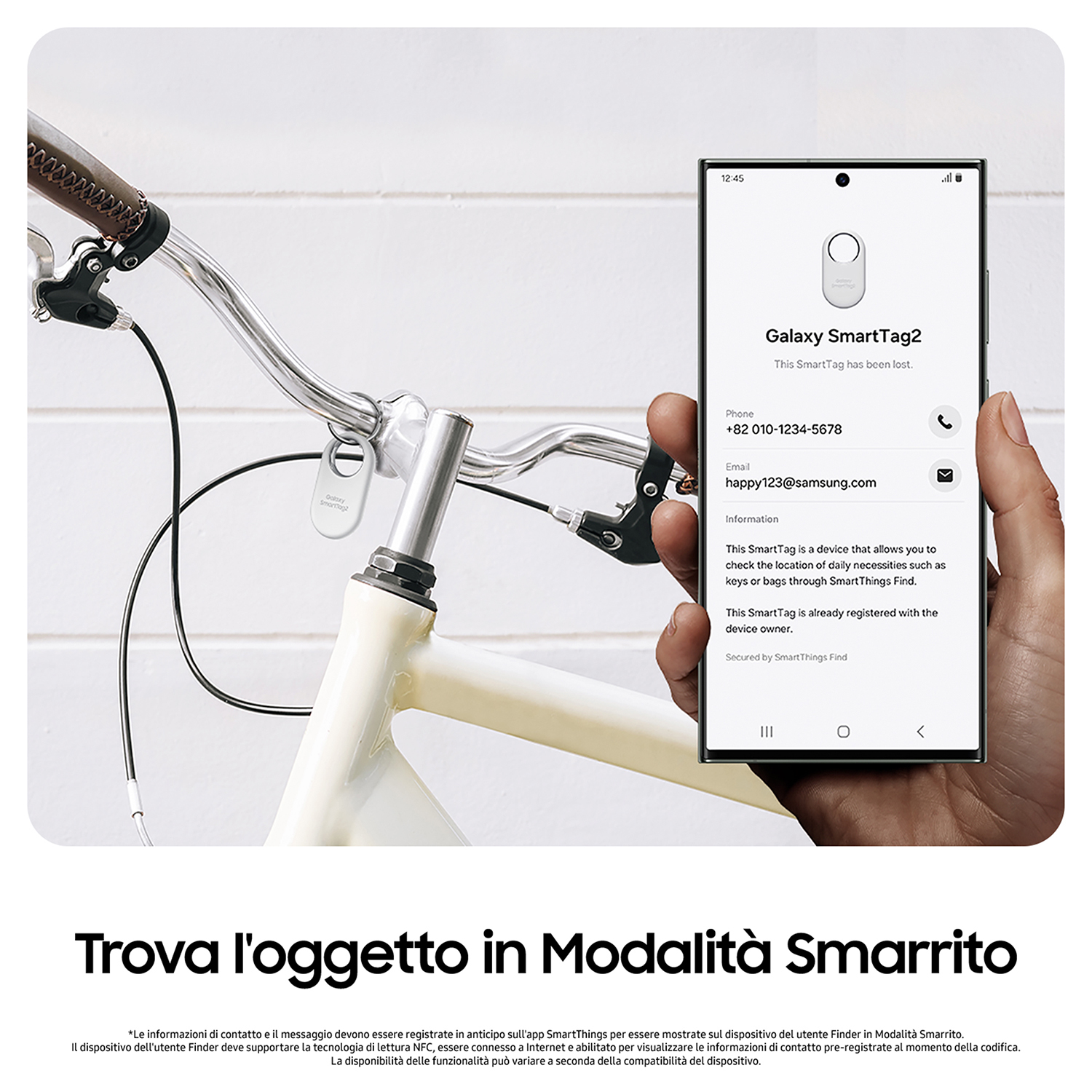 Uomo tiene telefono, mostra app SmartTag2 su bici. Testo: 'Galaxy SmartTag2 è stato perso'.