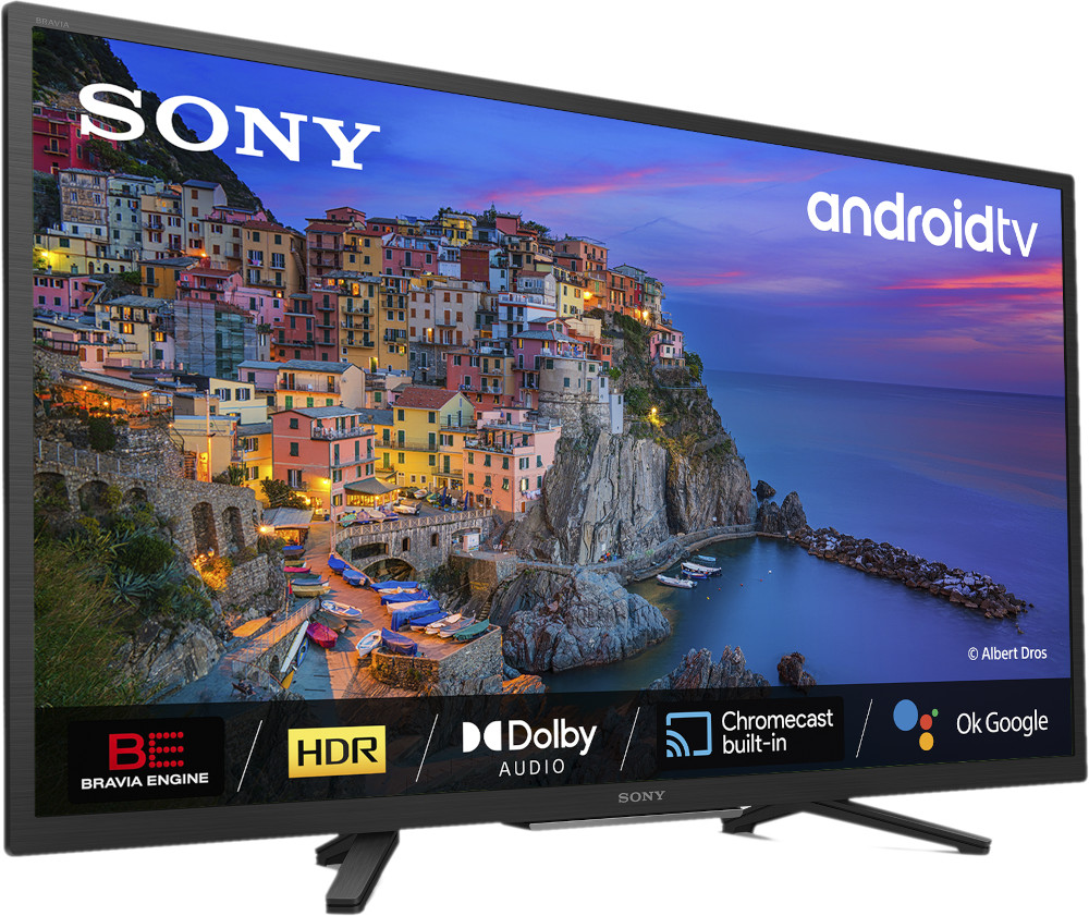 Un téléviseur Sony Android affiche une scène de ville côtière colorée, avec le logo Android TV en haut à droite.