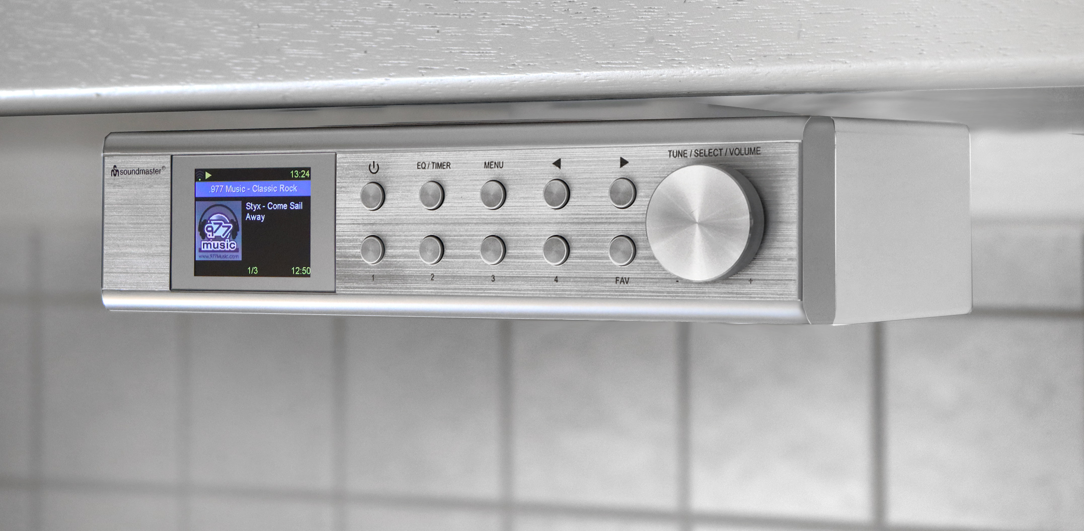 Silbernes und weißes Küchenradio mit Bildschirm und Knöpfen, unter einem Schrank montiert.