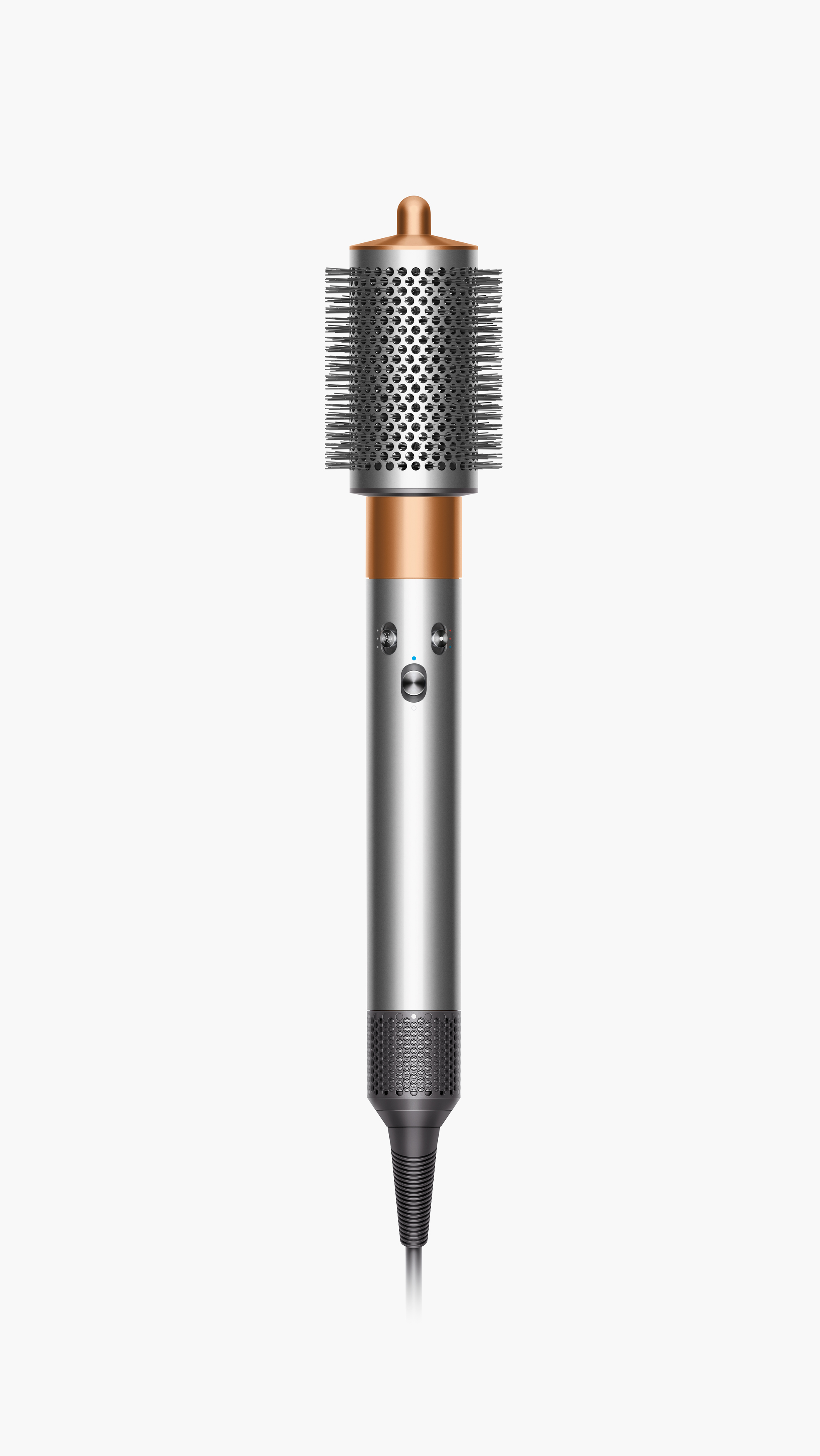Un styler capillaire Dyson Airwrap argenté et cuivré, debout sur fond blanc.