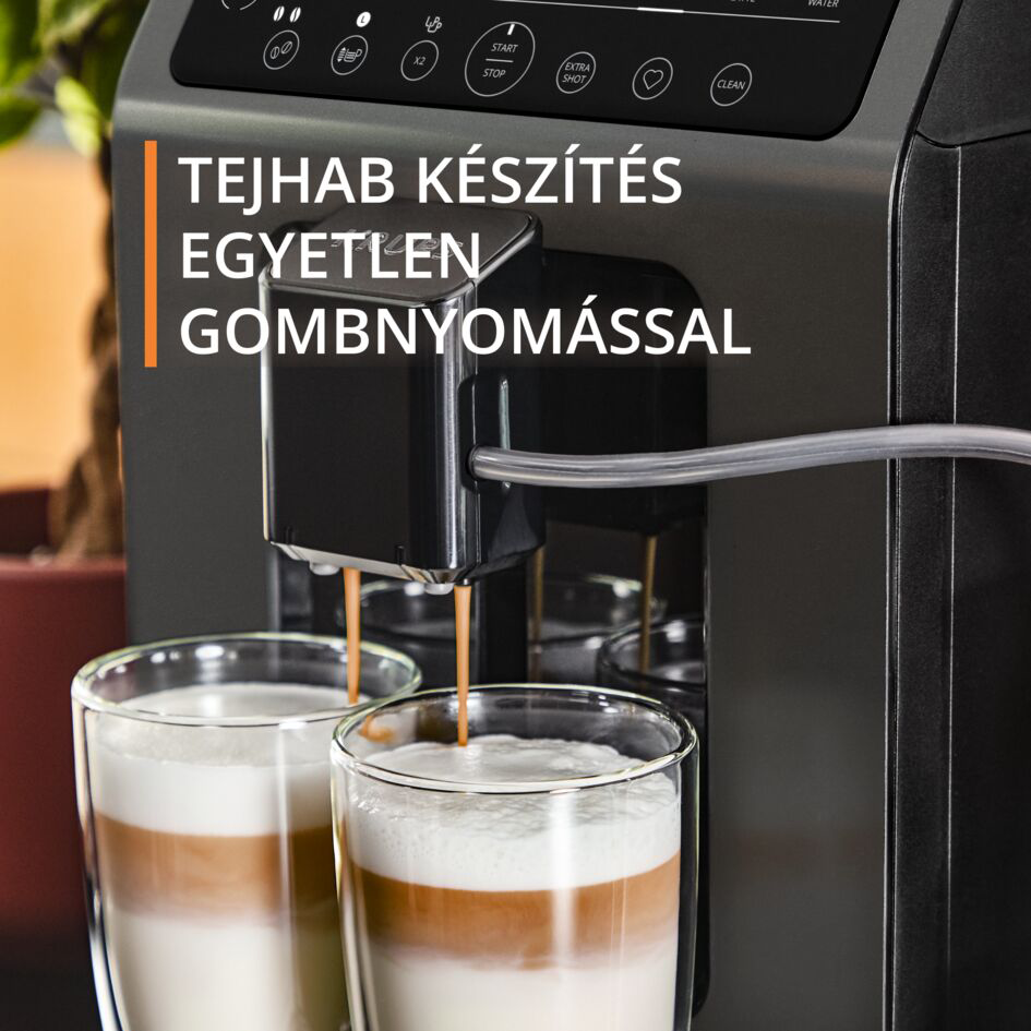 Egy kávéfőző, amiből két pohár lattét öntenek.