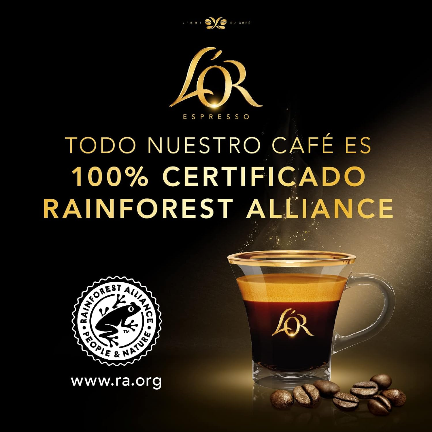 Un vaso de L'OR Espresso con café y espuma, con el logo de Rainforest Alliance y granos de café.