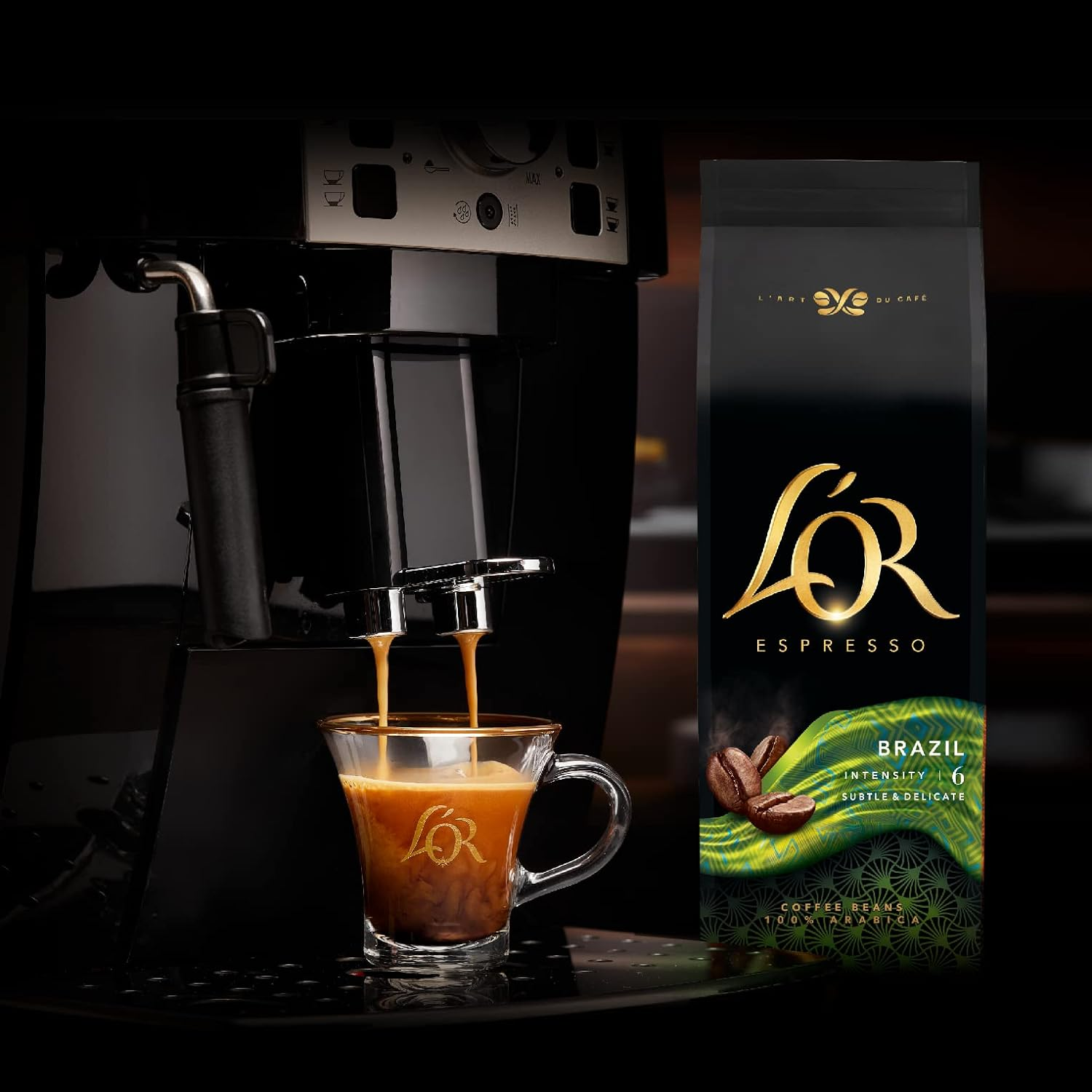 Una cafetera que dispensa espresso en un vaso. Una bolsa de café L'OR está a la derecha.