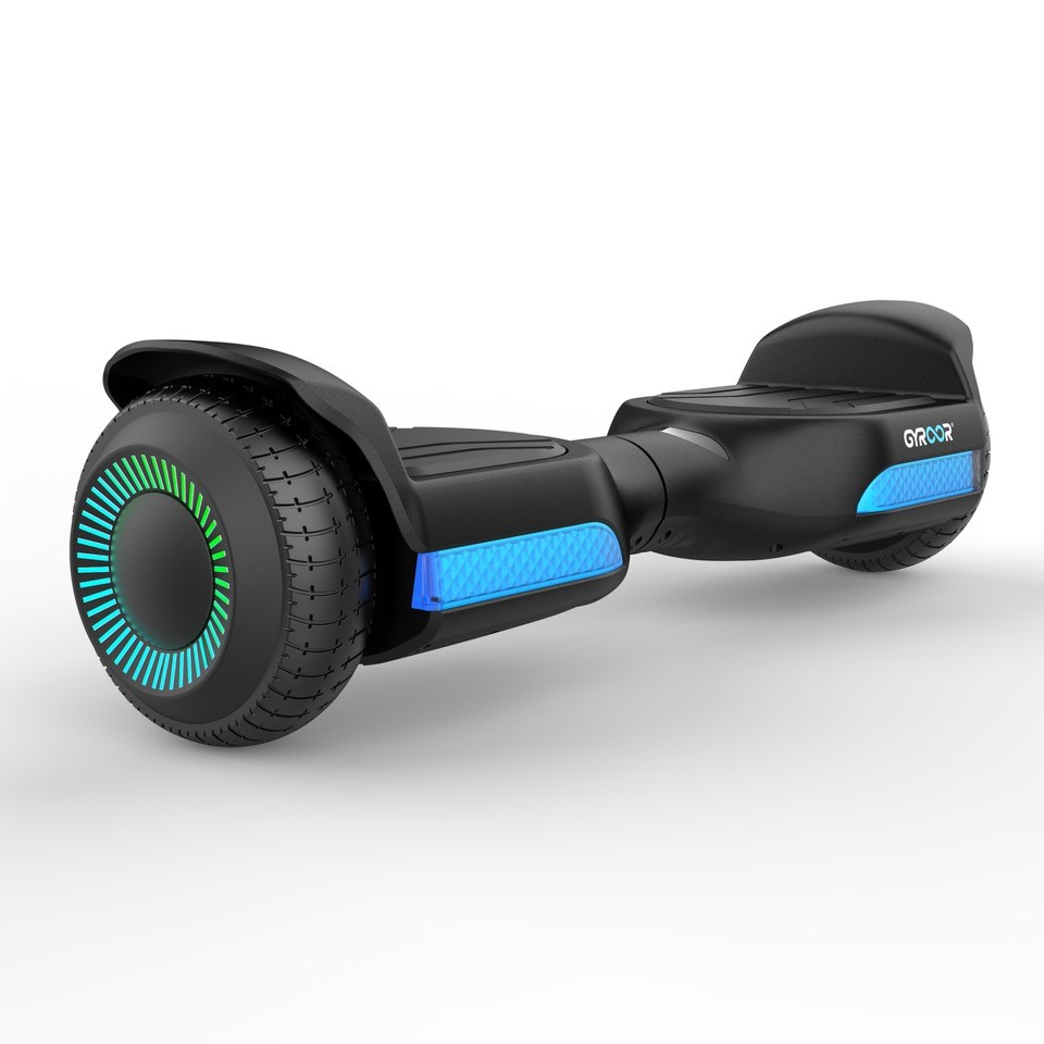 Hoverboard negro y azul con diseño de rueda circular y luces azules.