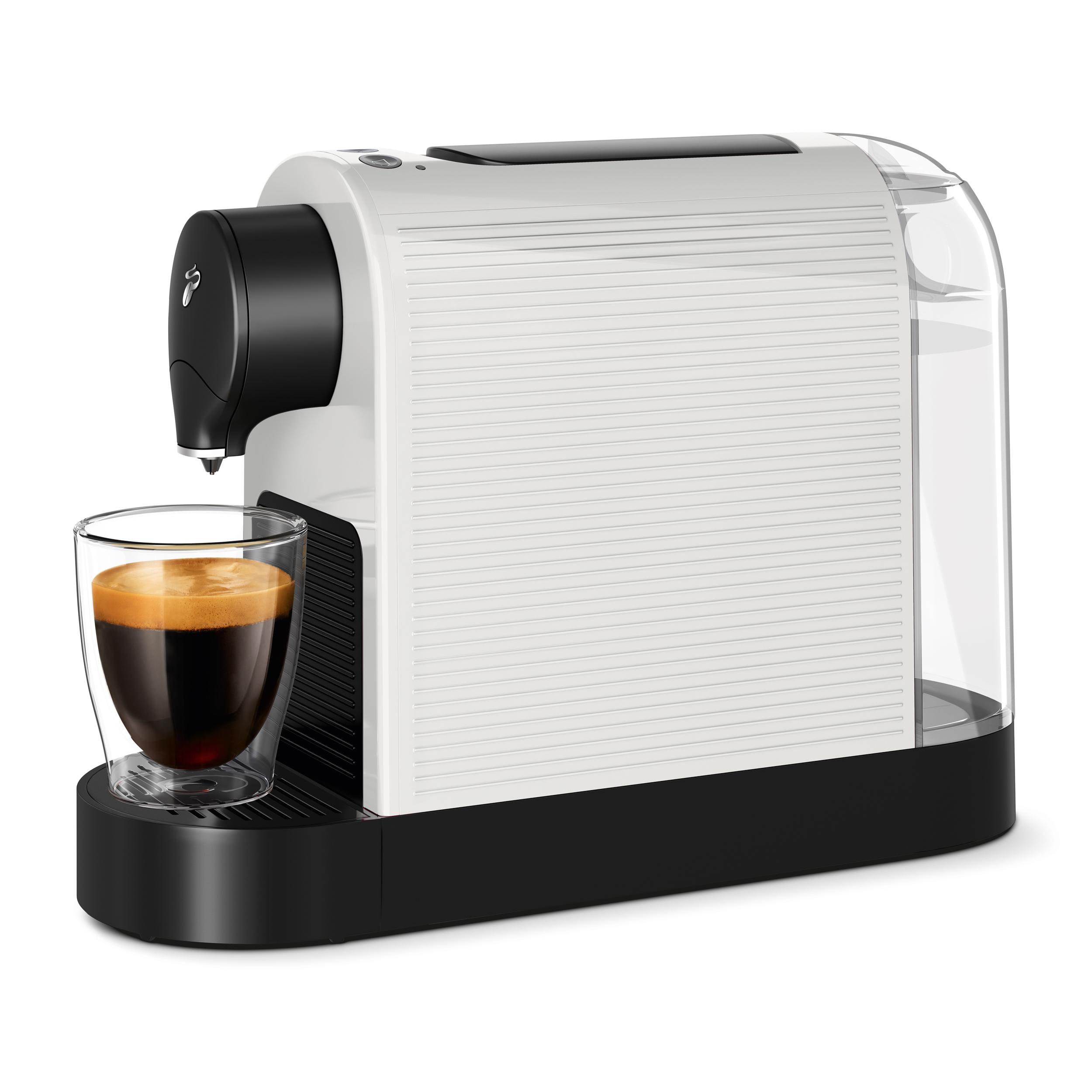 Weiße Kaffeemaschine mit schwarzem Oberteil und einem Glas Kaffee. Schwarze Basis.