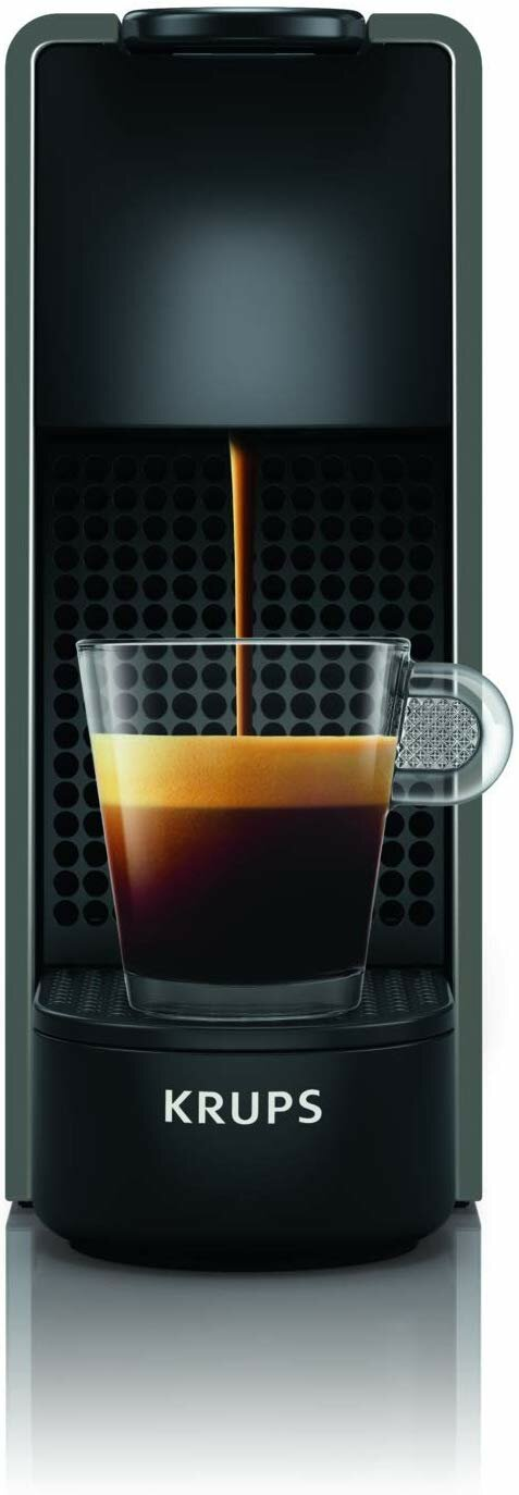 Czarny ekspres do kawy Krups ze szklanym kubkiem. Kawa jest nalewana.