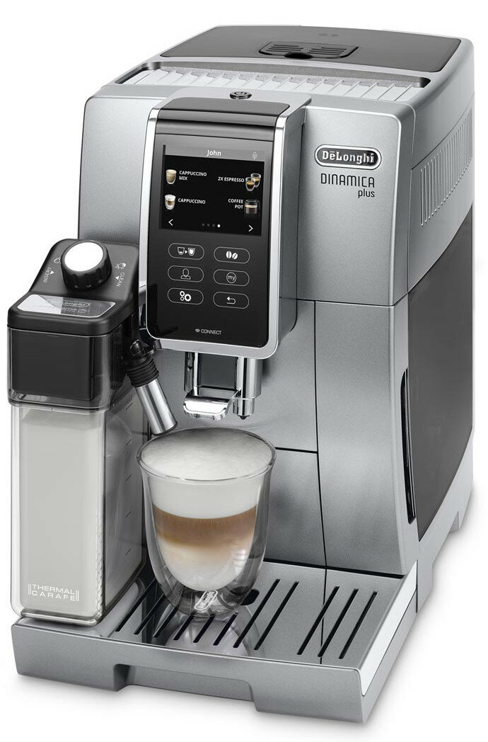 Srebrno-czarny ekspres do kawy DeLonghi Dinamica Plus ze szklanką latte z pianką mleczną.
