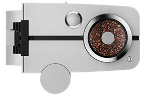 Widok z góry na srebrny ekspres do kawy ze zbiornikiem na ziarna kawy i okrągłym przyciskiem.