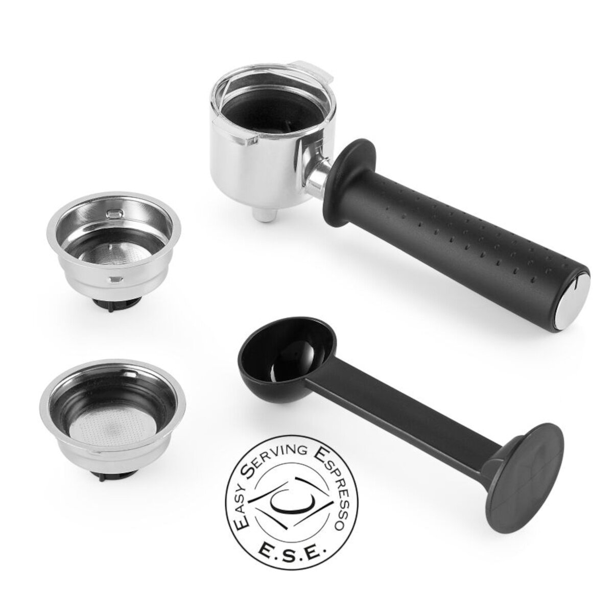 Części ekspresu do kawy: kolba, dwa koszyczki filtracyjne i czarna miarka na białym tle.