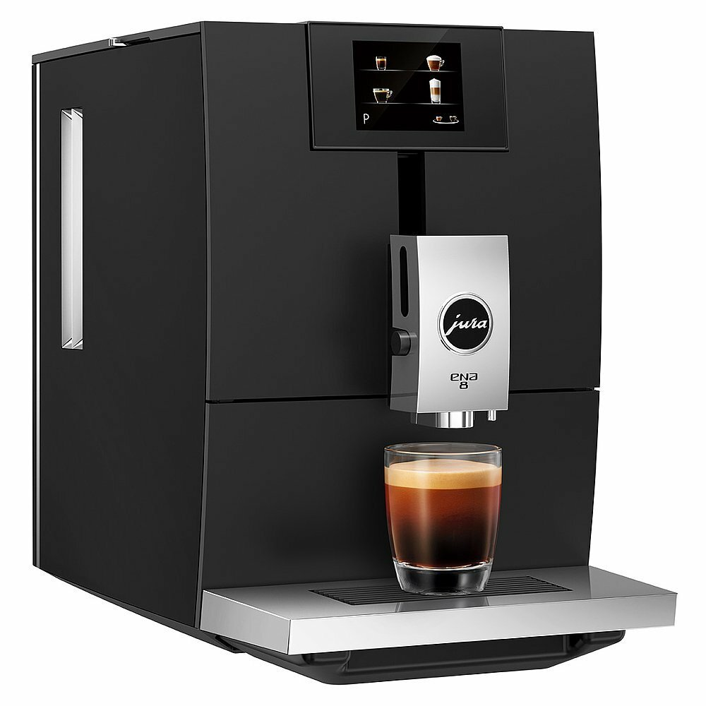 Czarny ekspres do kawy Jura ENA 8. Szklanka kawy stoi pod wylewką. Wyświetlacz pokazuje ikony kawy.