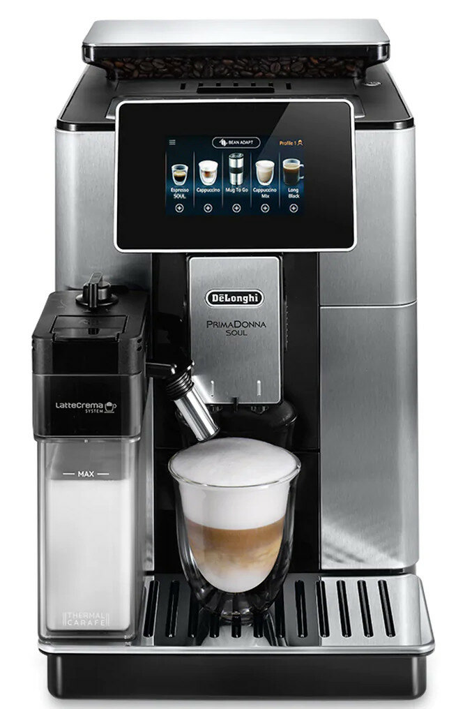 Srebrny ekspres do kawy. Szklanka z latte. Ekran cyfrowy z opcjami kawy. Biały pojemnik na mleko.