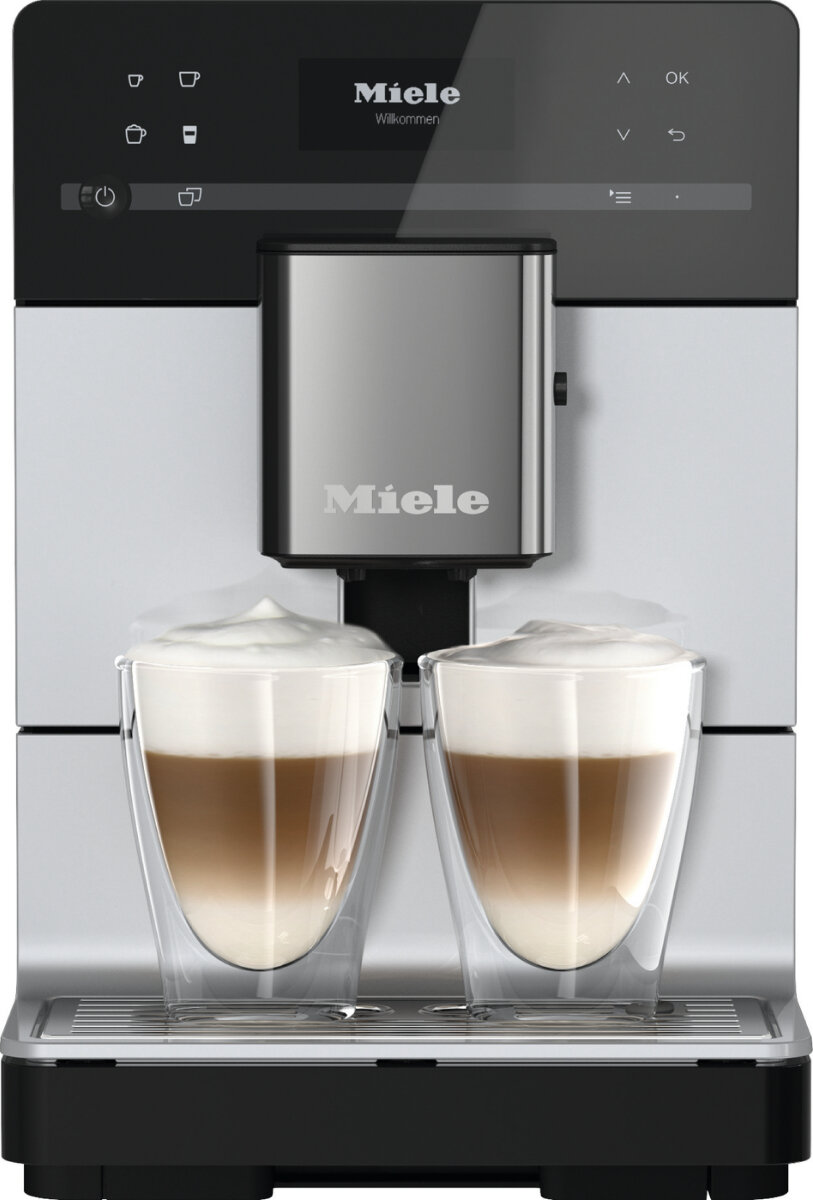 Ekspres do kawy z dwiema szklankami latte. Srebrny i czarny design.