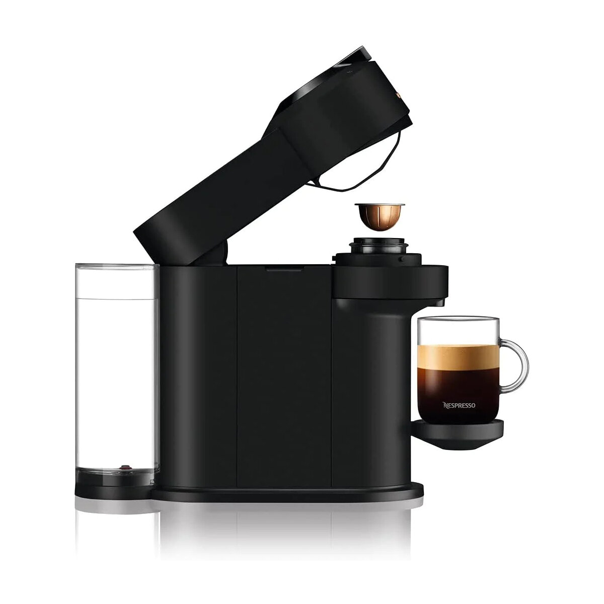 Czarny ekspres Nespresso ze zbiornikiem na wodę i filiżanką kawy. Górna część otwarta.