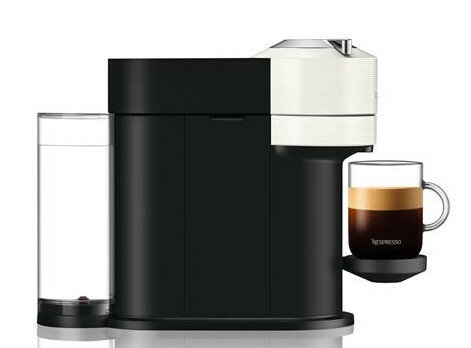 Czarno-biała maszyna Nespresso z pojemnikiem na wodę i filiżanką kawy na stojaku.