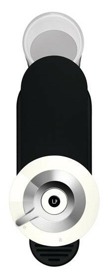 Widok z góry na biało-czarny ekspres do kawy z filiżanką. Ekspres ma srebrną metalową część.