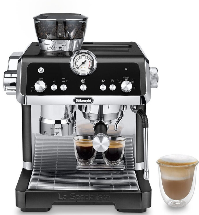 Czarno-srebrny ekspres do kawy z filiżankami i spieniaczem do mleka.