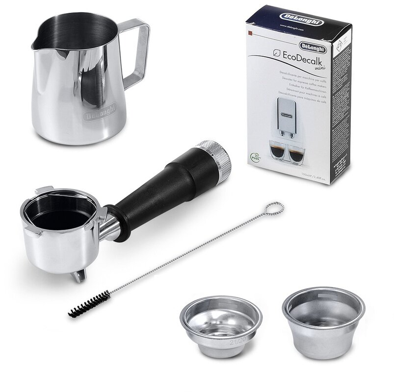 Akcesoria do ekspresu do kawy: dzbanek, kolba, szczotka i dwa kosze filtrujące. Widoczne jest również pudełko DeLonghi.