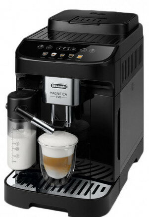 Czarny ekspres do kawy DeLonghi Magnifica EVO ze szklanką latte i pojemnikiem na mleko.