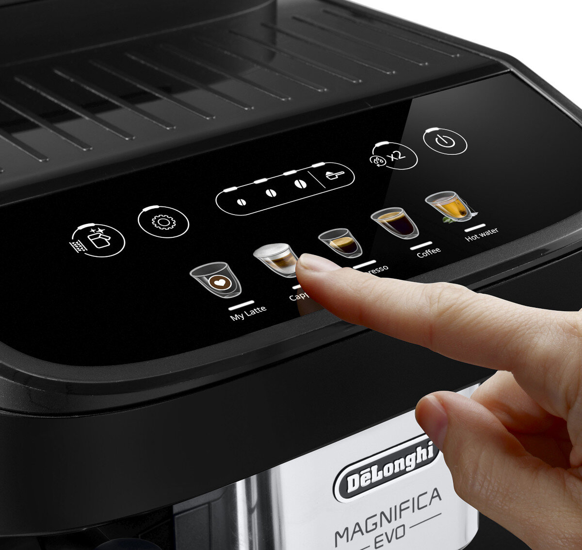 Palec osoby dotyka przycisku 'My Latte' na panelu ekspresu do kawy.