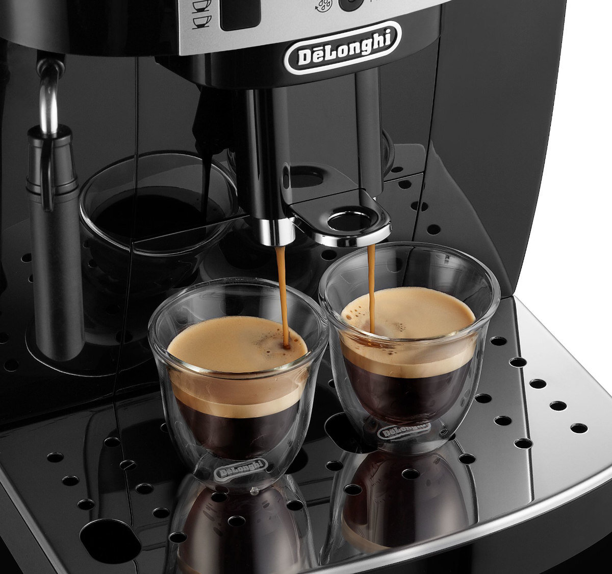Ekspres do kawy DeLonghi nalewa espresso do dwóch przezroczystych szklanek na czarnej tacy.