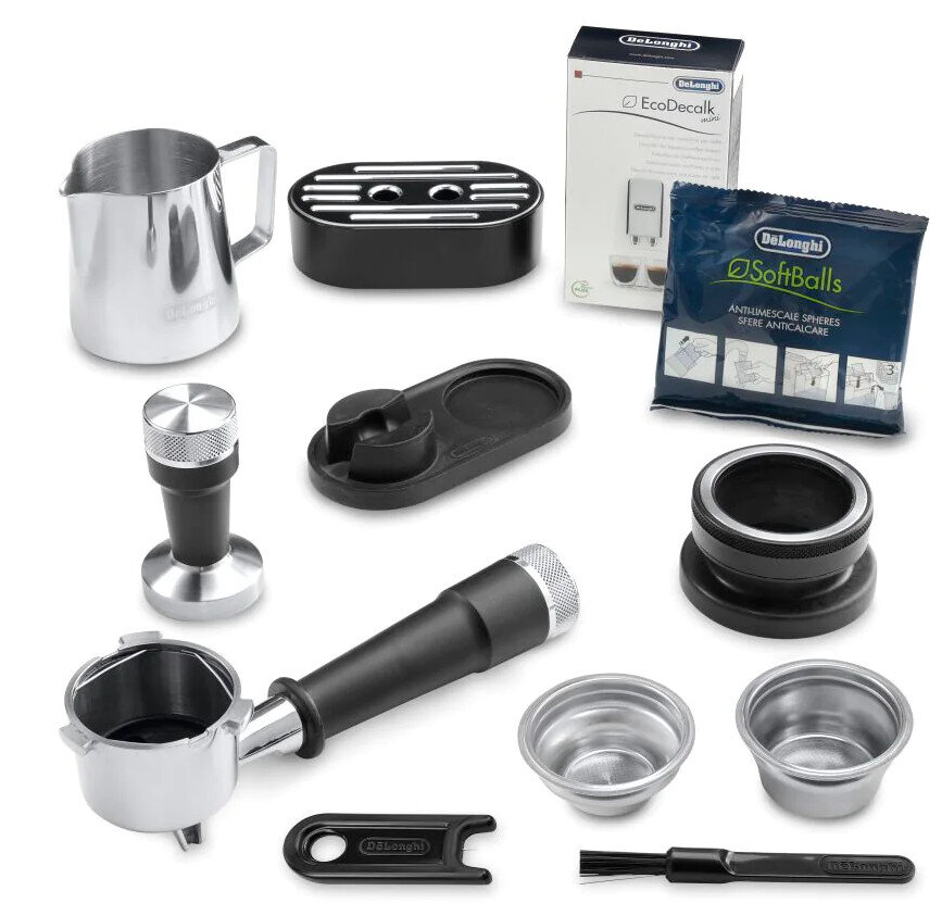 Akcesoria do ekspresu do kawy. Srebrny dzbanek, szczotka i filtry są widoczne. Tło jest białe.