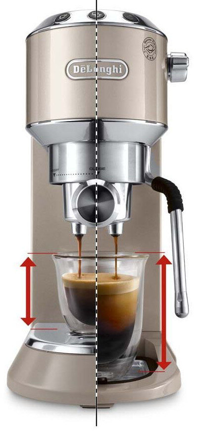 Ekspres do kawy: beżowy korpus, chromowane akcenty, zaparzanie kawy do szklanki. Strzałki pionowe wskazują poziom kawy.