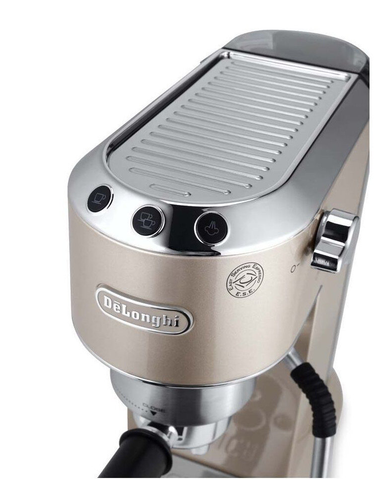 Kremowo-srebrny ekspres do kawy DeLonghi. Widoczne przyciski. Widok z góry z czarną dyszą.