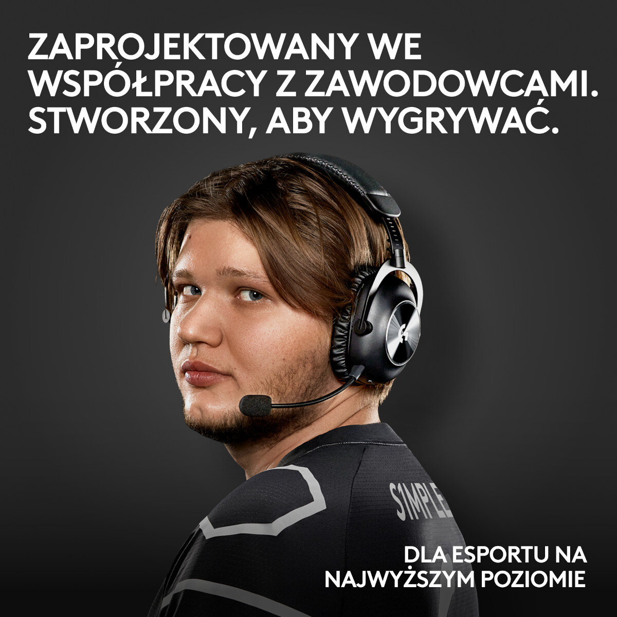 Mężczyzna w zestawie słuchawkowym. Tekst: Prosty. Dla e-sportu na najwyższym poziomie.