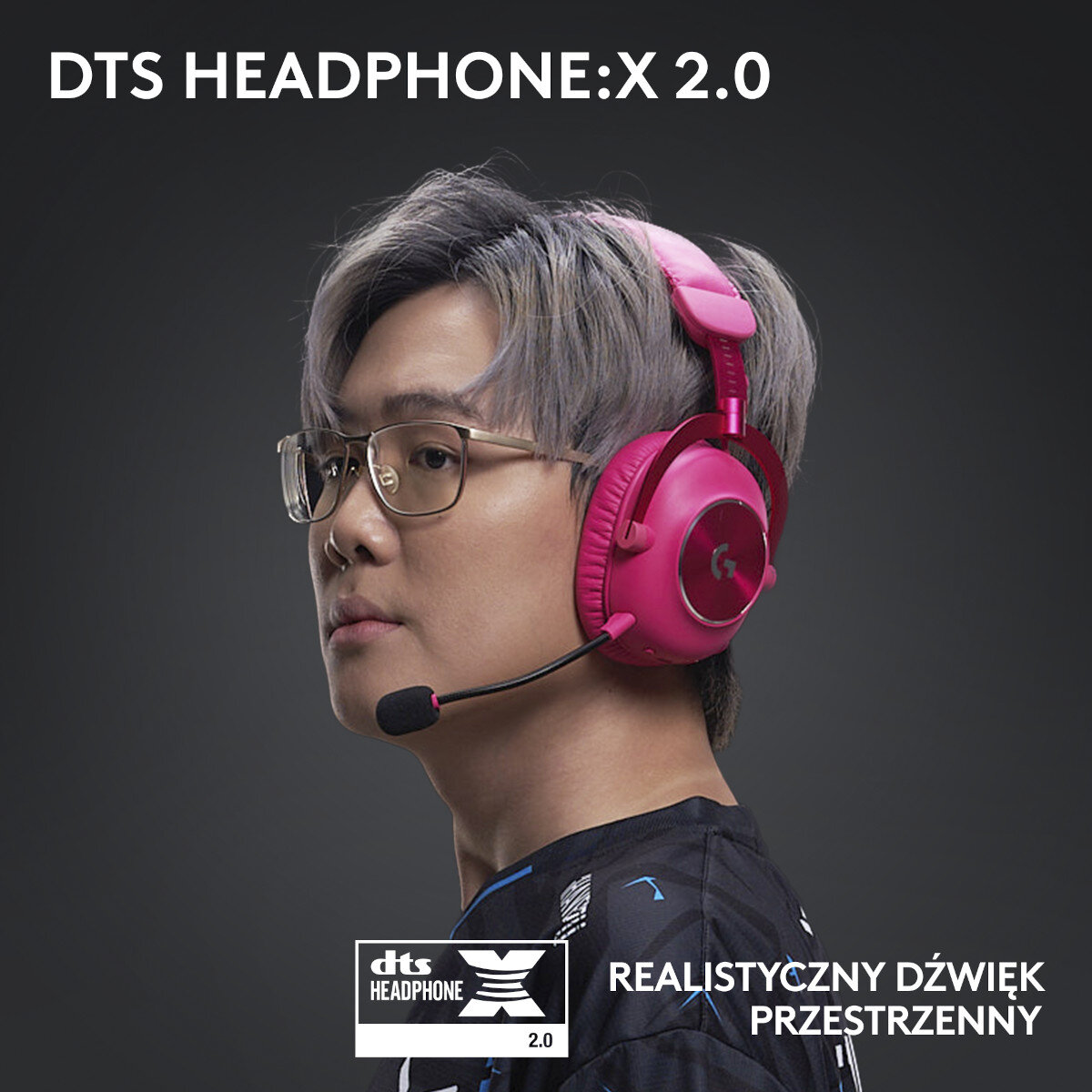 Mężczyzna z różowymi słuchawkami patrzy na widza. Tekst DTS HEADPHONE:X 2.0.