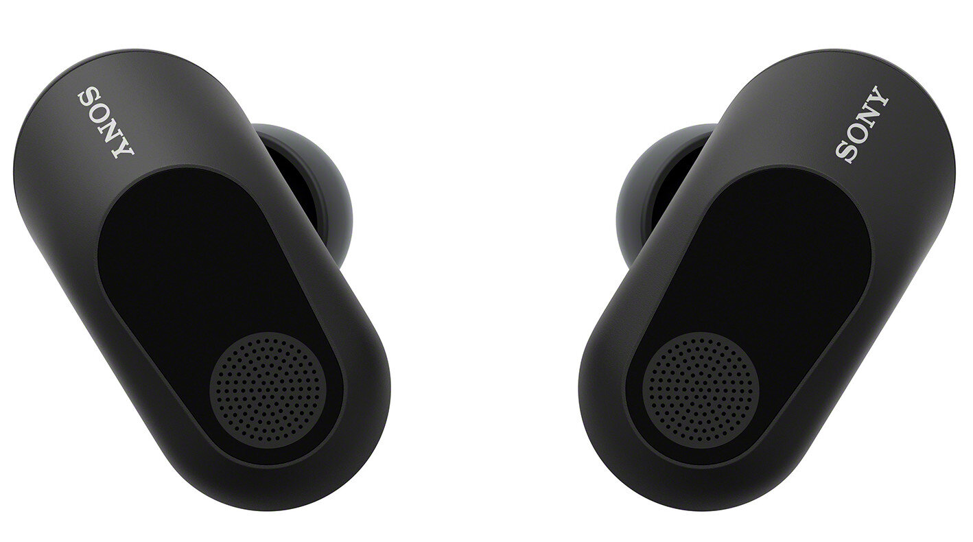 Dwa czarne słuchawki douszne Sony, lekko pochylone, na białym tle.