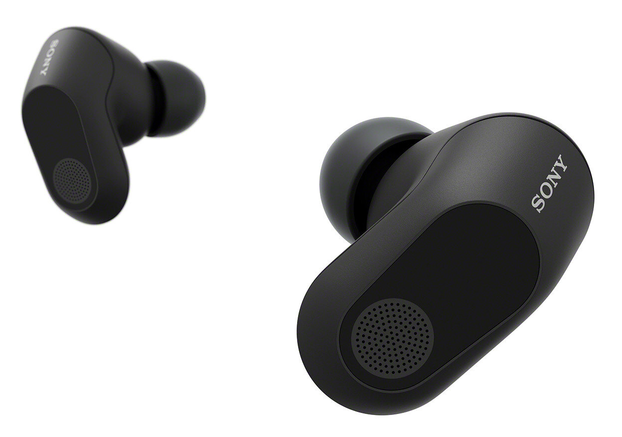 Pokazano dwie czarne słuchawki douszne Sony. Jedna jest po lewej, druga po prawej. Obie skierowane w tym samym kierunku.