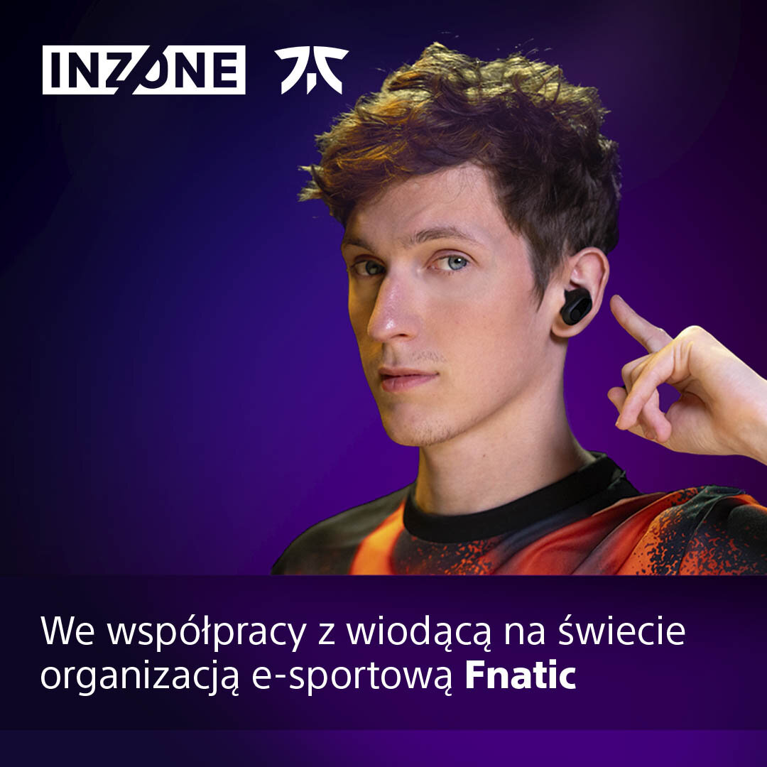 Mężczyzna w słuchawkach reklamuje zestaw słuchawkowy dla graczy z logo.