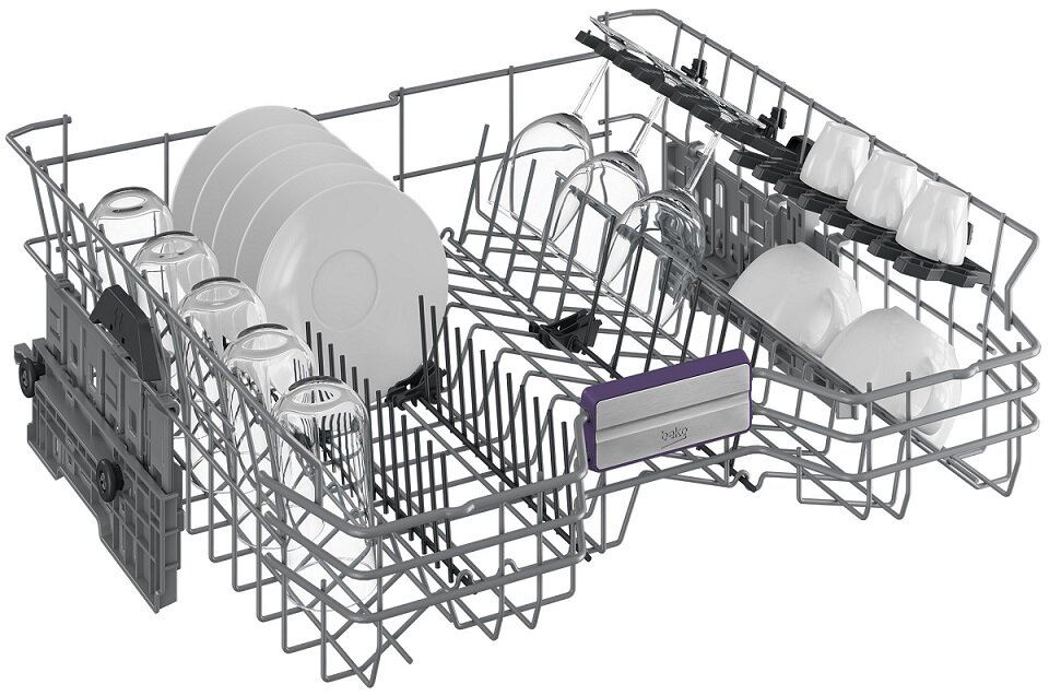 Koszyk zmywarki wypełniony naczyniami, szklankami i sztućcami.