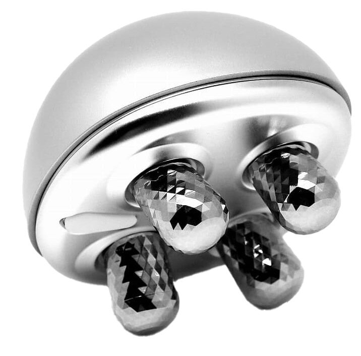 Srebrny masażer do twarzy z trzema fasetowanymi głowicami. Białe tło, zbliżenie.