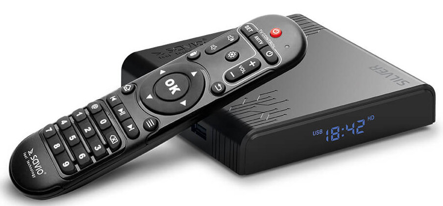 Czarne urządzenie do streamingu z pilotem na białym tle. Wyświetlana jest godzina.