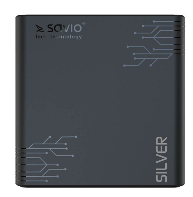 Szary zewnętrzny dysk twardy Savio. Ma nazwę marki i srebrną etykietę na dole.